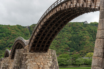 歴史的な木造のアーチ橋の錦帯橋