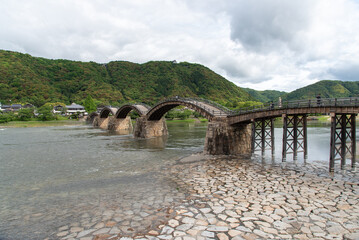 歴史的な木造のアーチ橋の錦帯橋