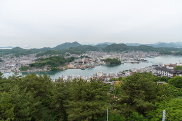 尾道と海を挟んだ向島の街並み