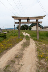 香川県、佐柳島の道をまたぐ鳥居