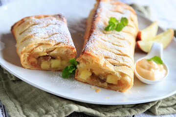 Apfelstrudel mit Blätterteig
