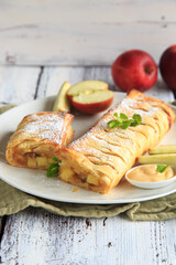 Warmer Apfelstrudel mit Vanillesauce
