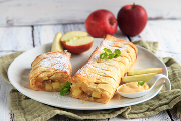 
Apfelstrudel mit Vanillesoße
