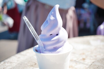 カップの入ったラベンダー味のソフトクリーム。ラベンダー畑へお出かけの際に食べたソフトクリーム。