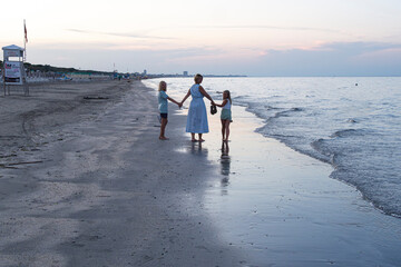 Italy, Emilia Romagna, Cesenatico, family on the beach