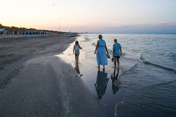 Italy, Emilia Romagna, Cesenatico, family on the beach
