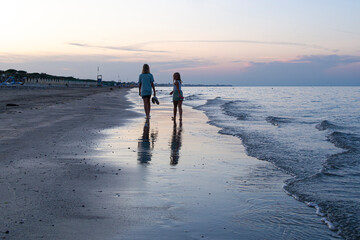 Italy, Emilia Romagna, Cesenatico, family on the beach