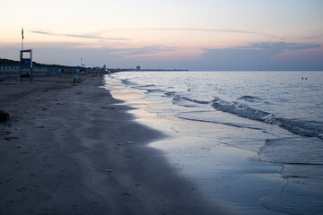 Italy, Emilia Romagna, Cesenatico, family on the beach