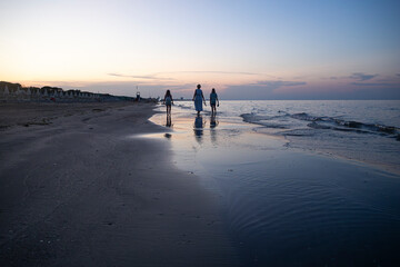 Italy, Emilia Romagna, Cesenatico, family on the beach