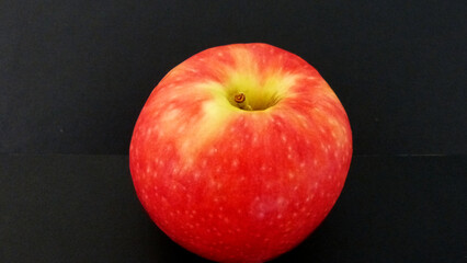 Pomme rouge sur fond noir