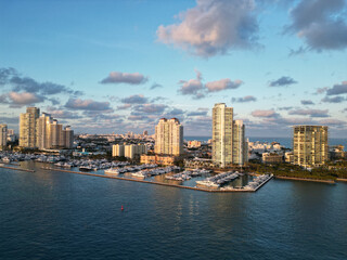 Obraz premium Aerial view of luxury yachts in Miami marina. Scenic panorama of boats and skyscrapers in Miami marina.
