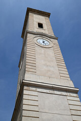 La tour de l'horloge de Nîmes en contre-plongée