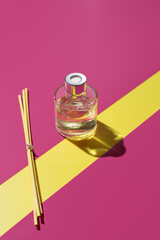 Difusor de aroma con olor a limón, ambientador para decoración de interiores sobre fondo rosa y amarillo	
