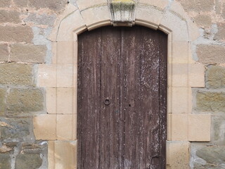 portada de la iglesia románica del castillo de Aranyó, provincia de Lérida, arco dovelado con...