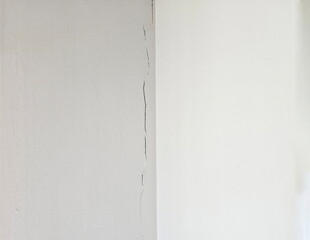 Cracks on the white wall are long. Traces that occur after earthquakes, subsidence, long-term use,...