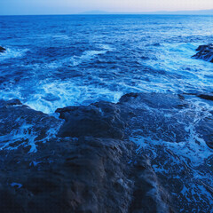 江ノ島。日没後に染まる海辺の風景。イラスト風の写真。