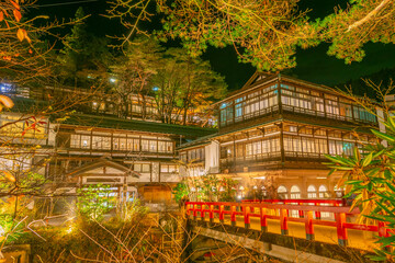 モダンでレトロな雰囲気の旅館外観