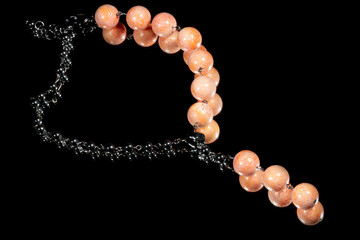 Colar de esferas de cor amarela e hematita. 