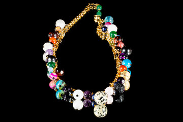 Colar de cordão dourado e pedras naturais coloridas. 