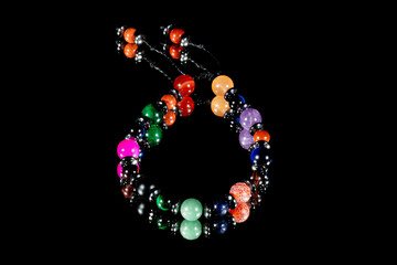 Colar de pedras naturais de cores diferentes. 