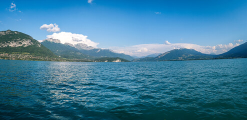 Navigation sur le lac d'Annecy en Haute-Savoie