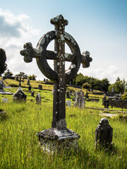 Keltisches Kreuz auf historischem Friedhof in Irland