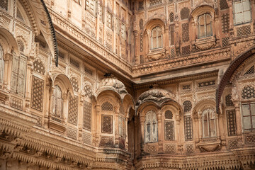 Obraz premium Intricate sandstone carvings adorning facade of Udaipur City Palace in India