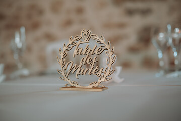 La décoration de la table des mariés pour leur mariage