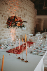 La décoration de la table des mariés pour leur mariage