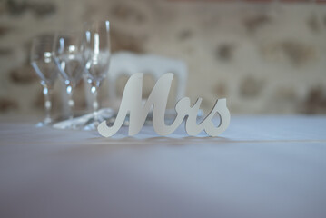 La décoration de la table des mariés pour leur mariage
