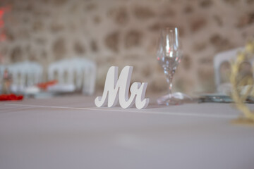 La décoration de la table des mariés pour leur mariage