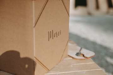 Une décoration avec une boite en bois et des écritures pour une réception de mariage