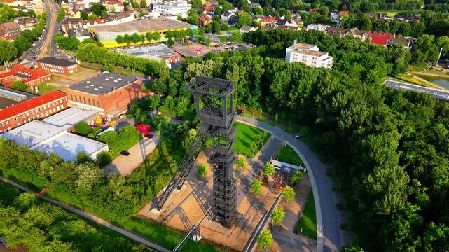 Einzelner F&ouml;rderturm einer zur&uuml;ckgebauten Zeche im Ruhrgebiet bei strahlendem Sonnenschein im Hochsommer