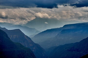 Fototapeta premium the Uctubamba Canyon in Amazonas reveals the raw beauty of Peru’s northern highlands—a breathtaking blend of depth, color, and endless natural wonder.