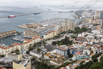 Widok z lotu ptaka na port w mieście Gibraltar
