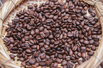 Obraz premium Heart-Shaped Coffee Beans with Cup in the Center Love for Coffee Concept