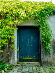 Alte und marode Eingangstür