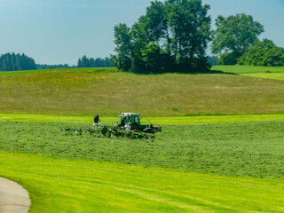 Traktor bei der Arbeit auf dem Feld