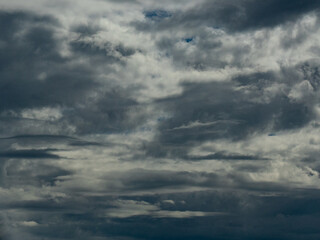 Dunkler Wolkenhimmel am Abend