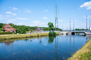 Obraz premium Natural green reflections at the banks of the canal in Tildonk, Haacht, Belgium