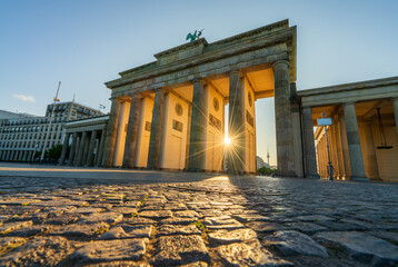 Obraz premium The Brandenburg Gate in Berlin at sunrise. Germany