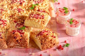 Sweet red currant yeast cake with lemonade.
