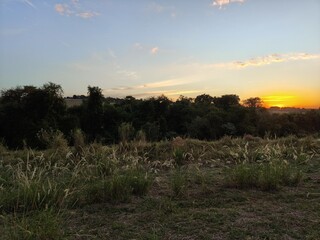 Um lindo pôr-do-sol em uma fazenda em Boituva, interior do Estado de São Paulo, Brasil.