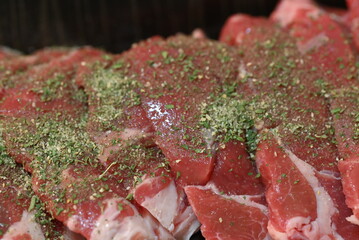 ハーブソルトをふったラム肉