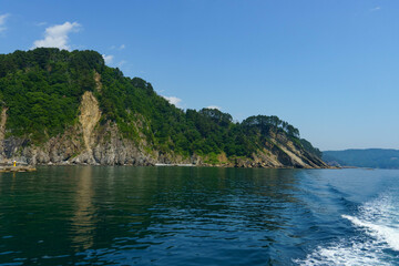 Obraz premium 遊覧船から見る荒々しい三陸海岸海