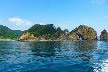 遊覧船から見る荒々しい三陸海岸海