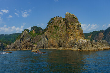 遊覧船から見る荒々しい三陸海岸海