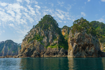 Obraz premium 遊覧船から見る荒々しい三陸海岸海