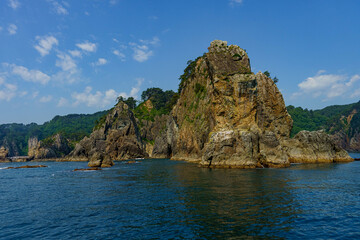 遊覧船から見る荒々しい三陸海岸海