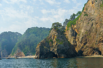 遊覧船から見る荒々しい三陸海岸海